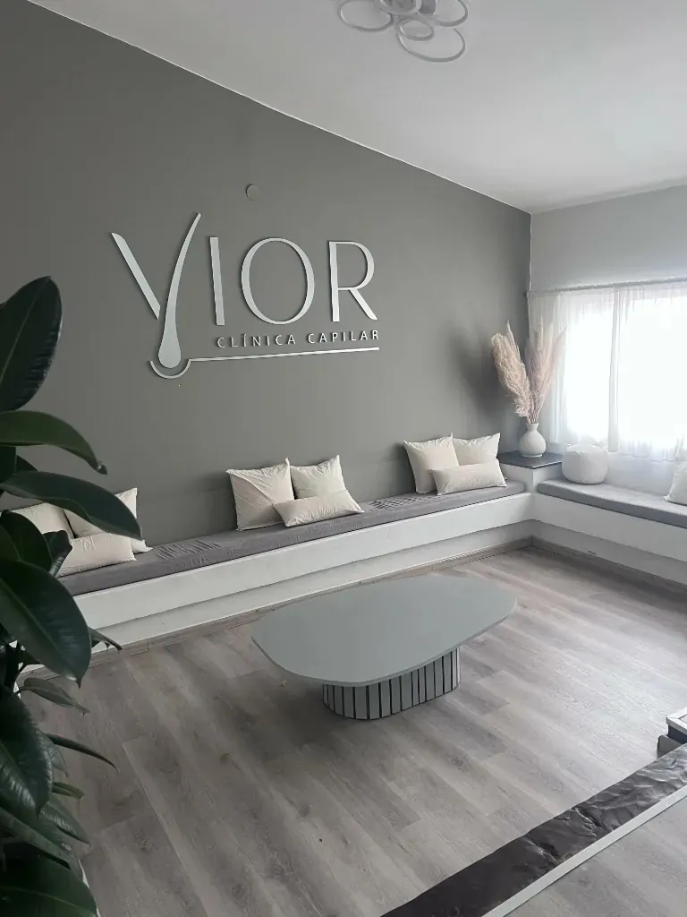 Sala de espera de VIOR Clínica Capilar en Córdoba
